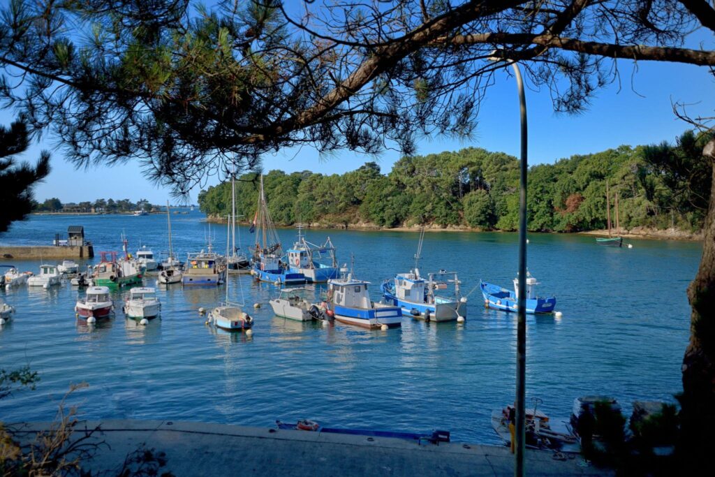 Port-Anna à Séné dans le Golfe du Morbihan avec bateaux et paysage maritime breton