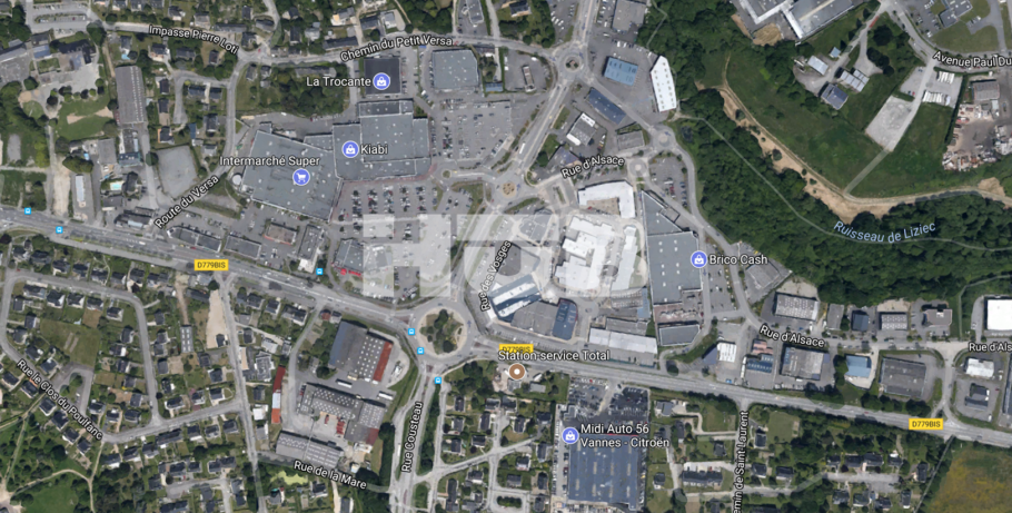 Quartier du Poulfanc à Séné dans le Morbihan avec commerces et zone urbaine proche de Vannes