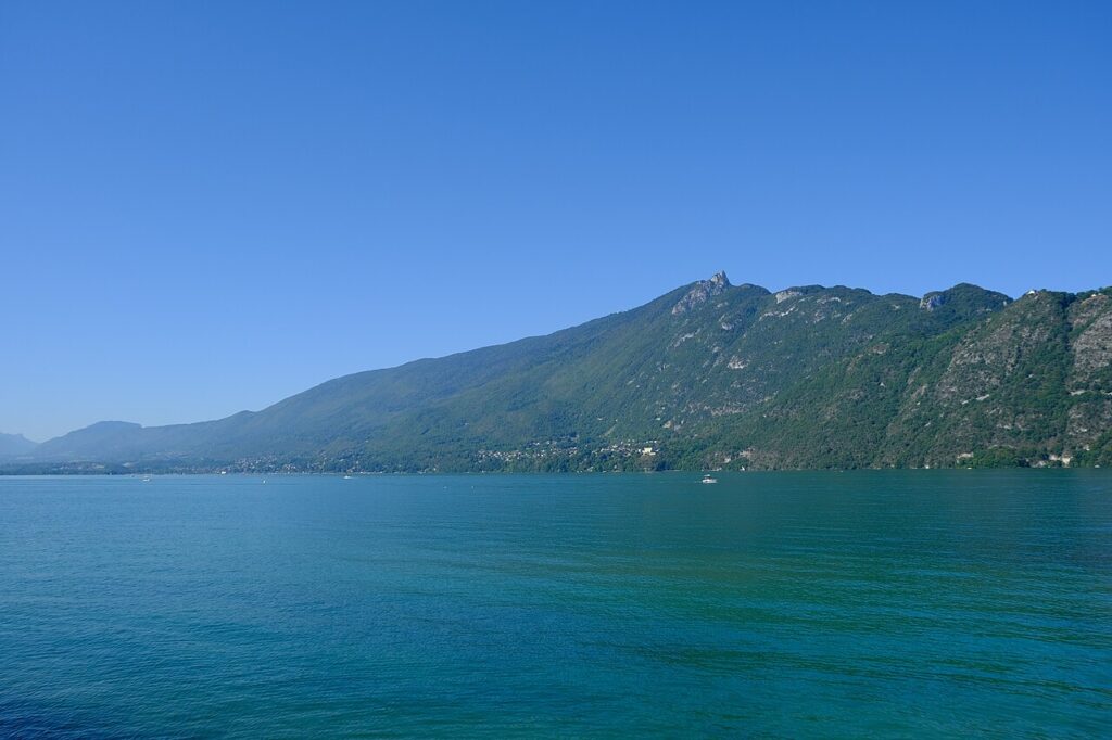 Le lac du Bourget depuis l’esplanade à Aix-les-Bains