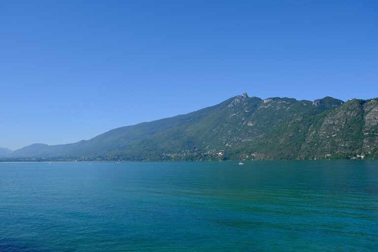 Le lac du Bourget depuis l’esplanade à Aix-les-Bains