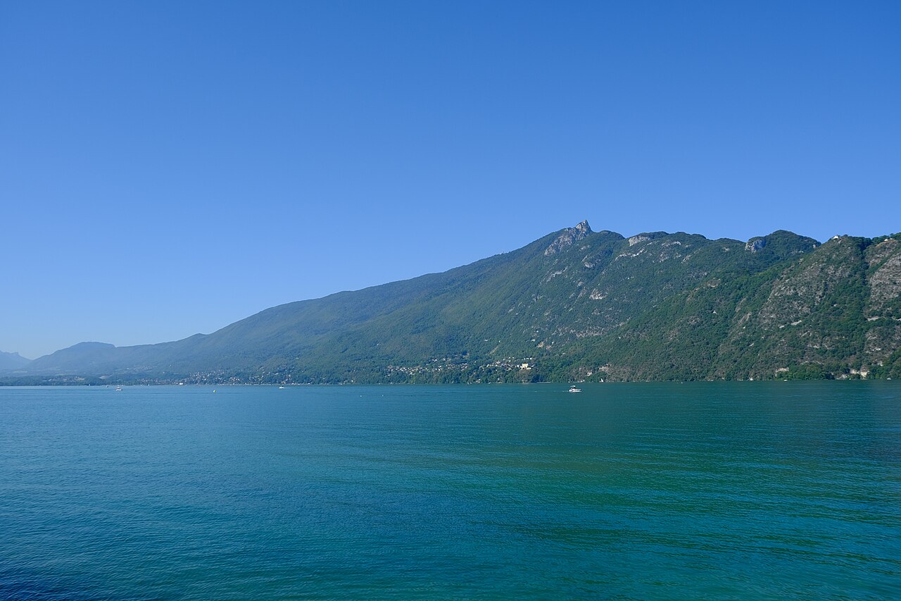 Le lac du Bourget depuis l’esplanade à Aix-les-Bains