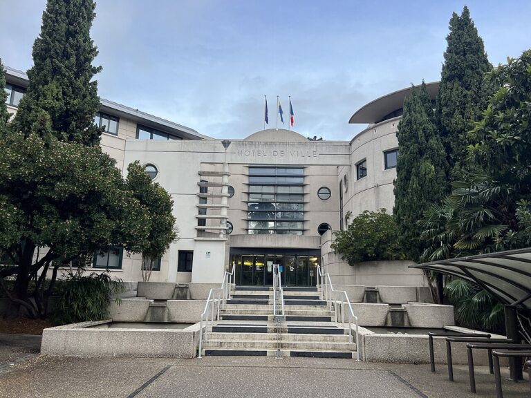 L’entrée de l’hôtel de ville d’Argenteuil.