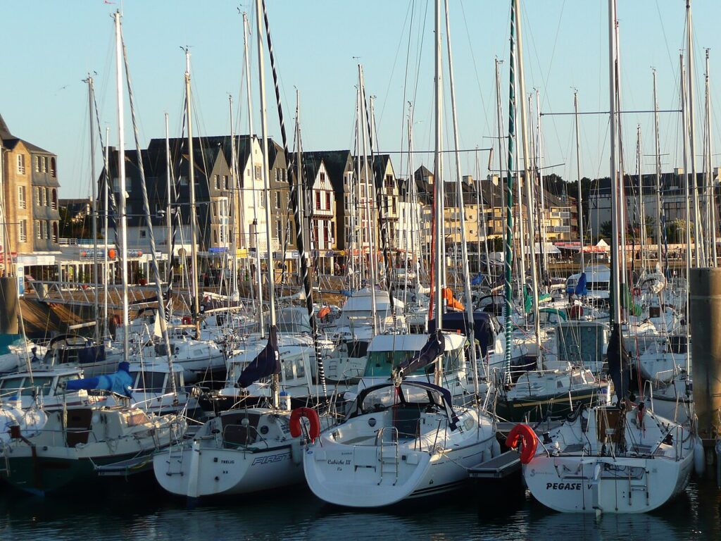 Voiliers dans le port du Crouesty à Arzon