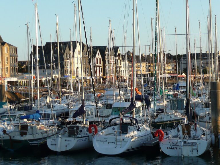 Voiliers dans le port du Crouesty à Arzon