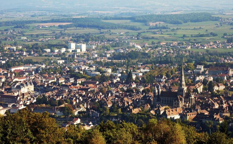 Autun et la cathédrale Saint-Lazare depuis la Croix de la Libération