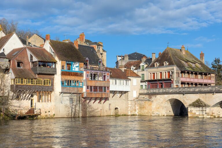 Maisons et Pont-Vieux sur les bords de la Creuse à Argenton-sur-Creuse