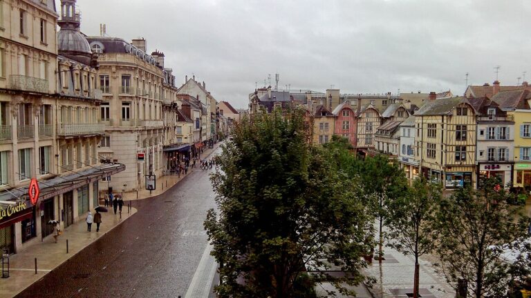 Vue du centre de Troyes dans l’Aube pour illustrer le guide CBD Aube MJ Store