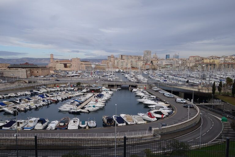 Vue panoramique du Vieux-Port de Marseille