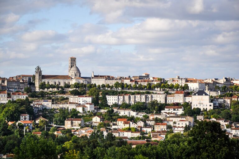 Panorama d’Angoulême en Charente pour illustrer le guide CBD Charente MJ Store