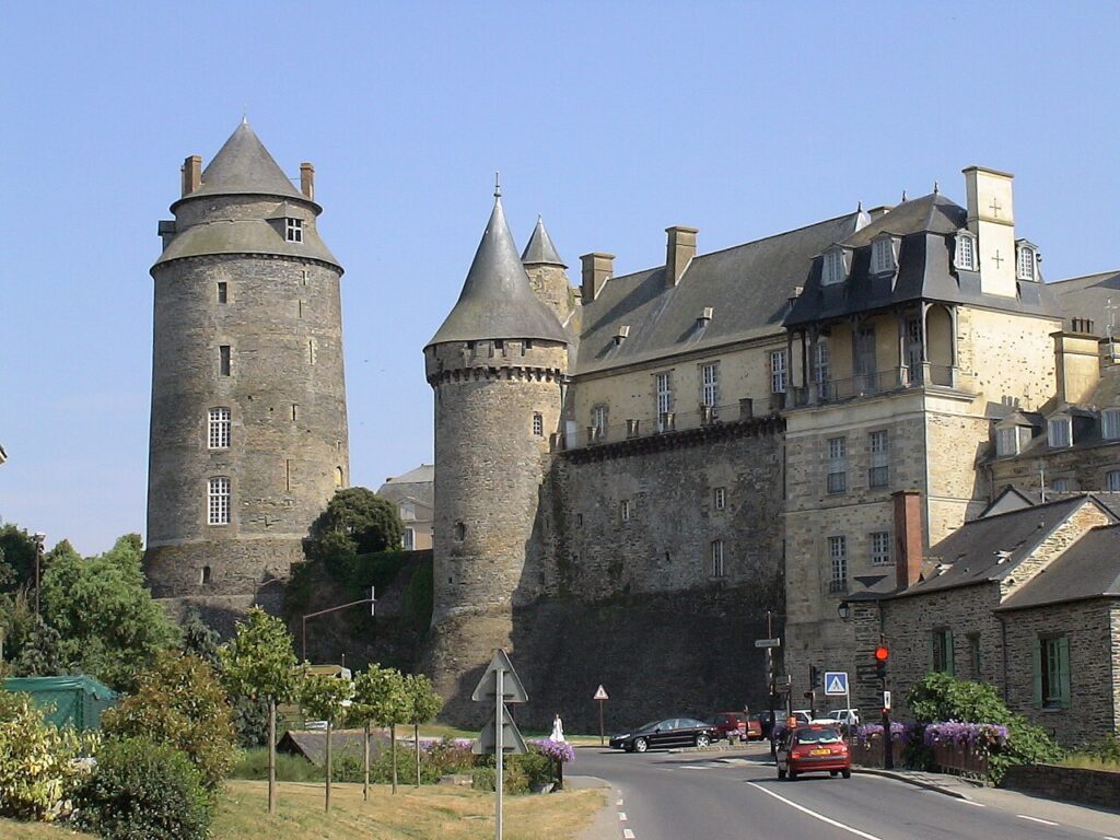 Château de Châteaugiron, avec le donjon et la tour du cardinal