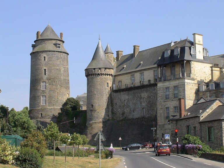 Château de Châteaugiron, avec le donjon et la tour du cardinal