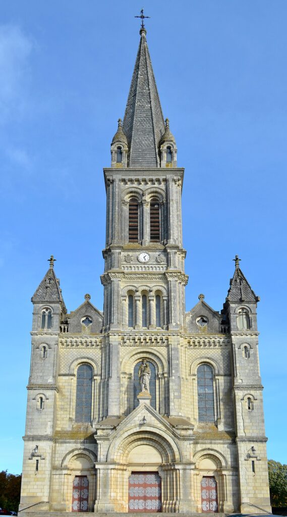 Église Notre-Dame la Neuve à Chemillé-en-Anjou dans le Maine-et-Loire