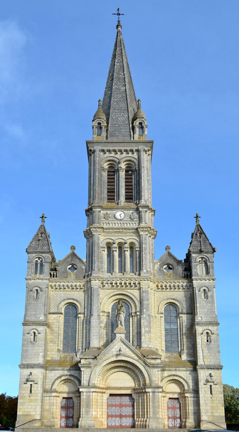 Église Notre-Dame la Neuve à Chemillé-en-Anjou dans le Maine-et-Loire