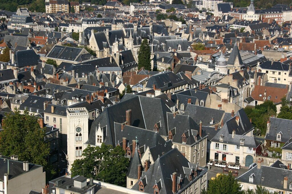 Vue de Bourges dans le Cher pour illustrer le guide CBD Cher MJ Store