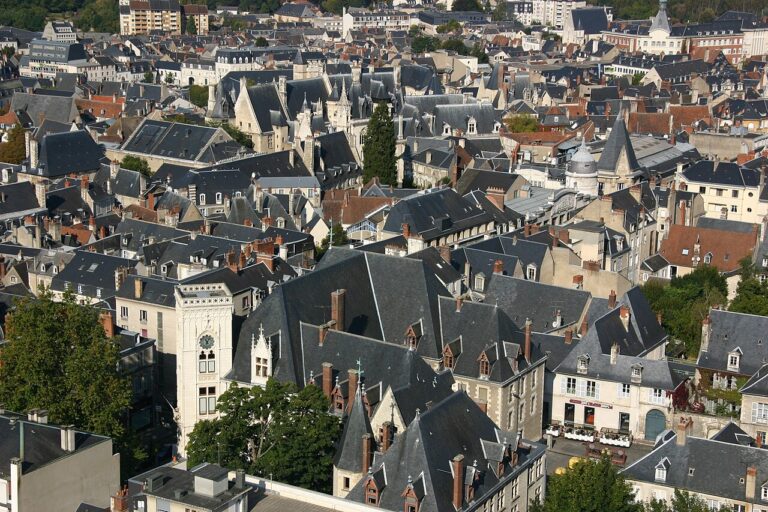 Vue de Bourges dans le Cher pour illustrer le guide CBD Cher MJ Store