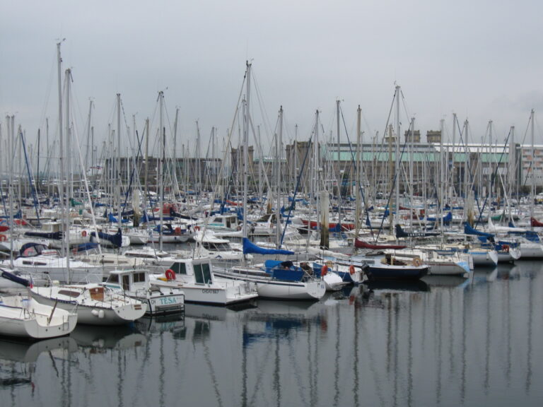 Port de plaisance de Cherbourg-en-Cotentin dans la Manche – guide CBD Cherbourg MJ Store