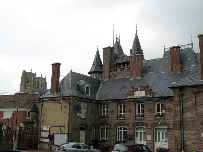 Mairie et abbatiale Saint-Pierre de Corbie dans la Somme
