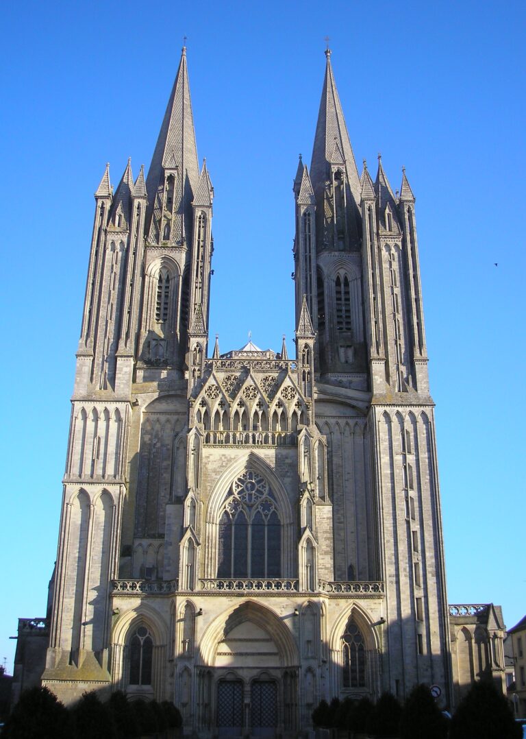 Cathédrale Notre-Dame de Coutances dans la Manche – guide CBD Coutances MJ Store