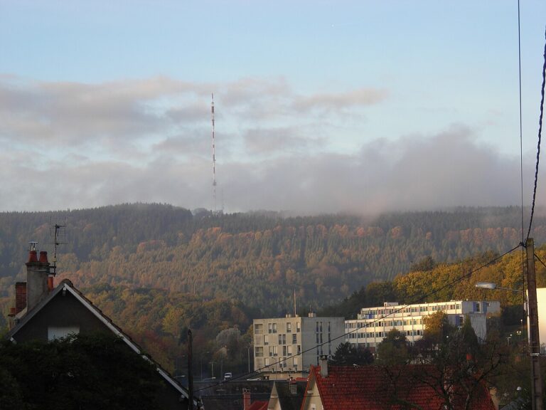 Vue de Guéret dans la Creuse pour illustrer le guide CBD Creuse MJ Store