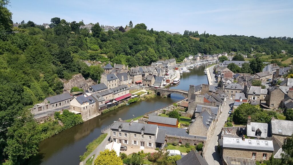 Port de Dinan et Lanvallay sur les rives de la Rance, vus depuis le viaduc.