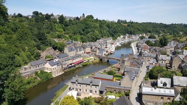 Port de Dinan et Lanvallay sur les rives de la Rance, vus depuis le viaduc.