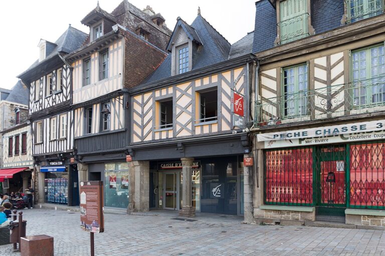 Grande Rue des Stuarts à Dol-de-Bretagne, illustration du guide de livraison CBD MJ Store