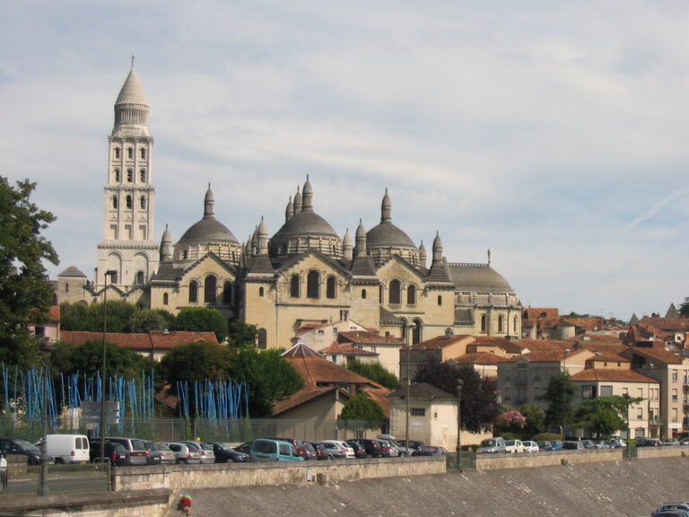 Vue de Périgueux en Dordogne pour illustrer le guide CBD Dordogne MJ Store