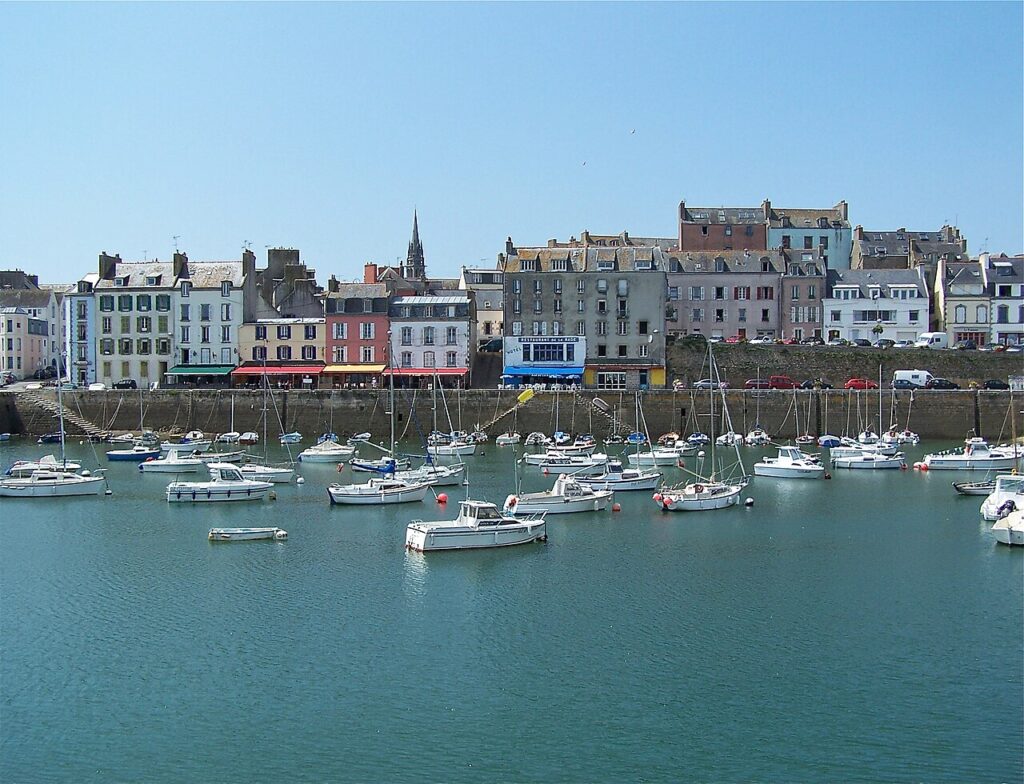 Vue générale du port du Rosmeur à Douarnenez, dans le Finistère