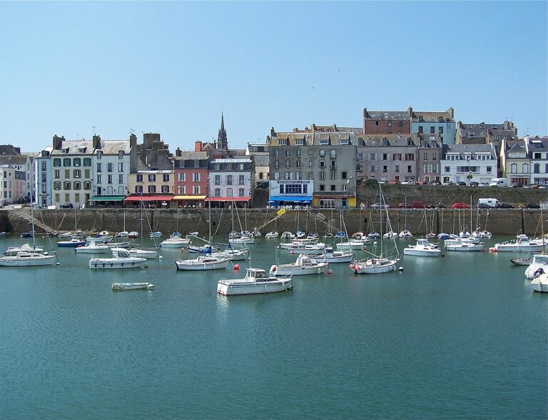 Vue générale du port du Rosmeur à Douarnenez, dans le Finistère