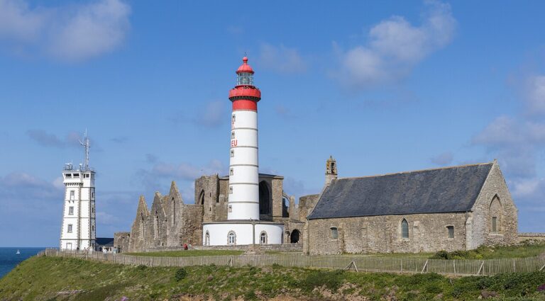Phare et abbaye de la pointe Saint-Mathieu à Plougonvelin, dans le Finistère