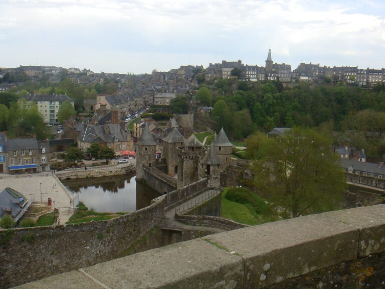 Château de Fougères avec ses tours et la ville en arrière-plan