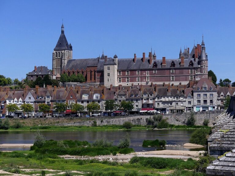 Église Sainte-Jeanne-d'Arc et château de Gien dominant la Loire