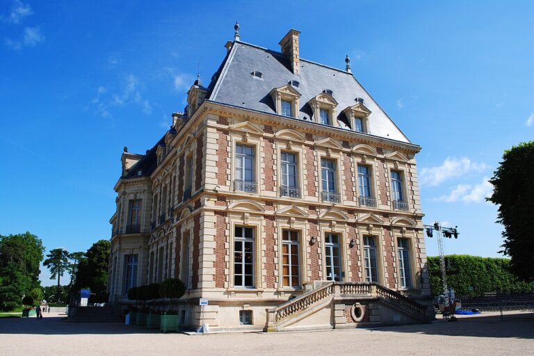 Vue du château de Sceaux dans les Hauts-de-Seine sous un ciel bleu