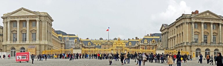 Vue panoramique de l’entrée du château de Versailles dans les Yvelines