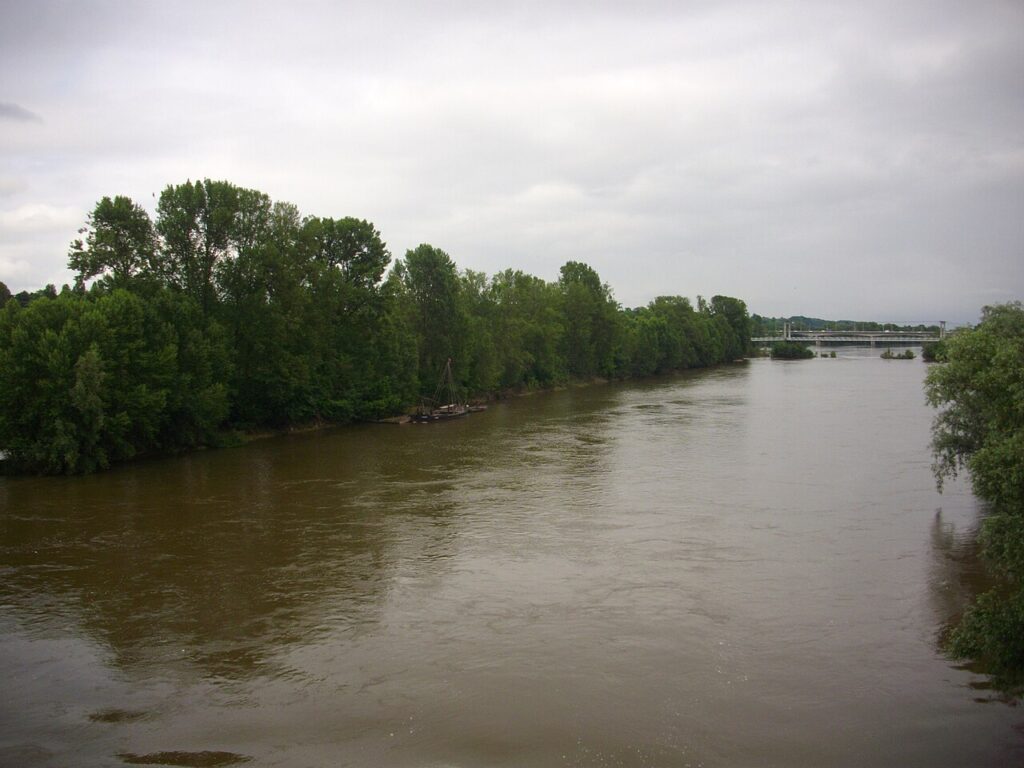 Tours et la Loire en Indre-et-Loire pour illustrer le guide CBD Indre-et-Loire MJ Store