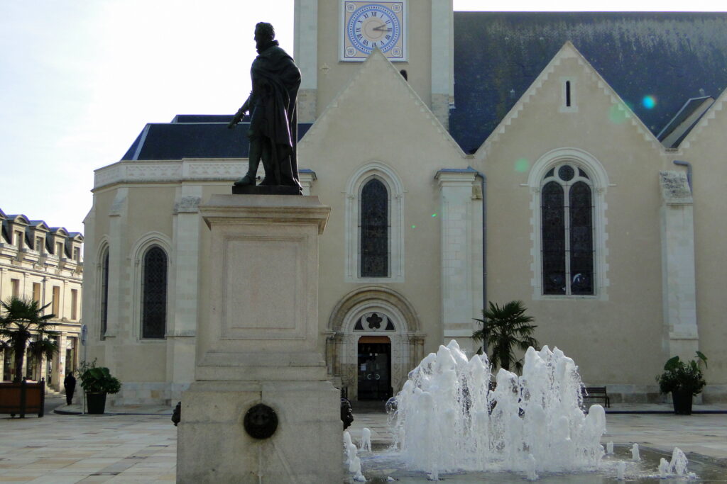 CBD La Flèche – place Henri IV dans la Sarthe