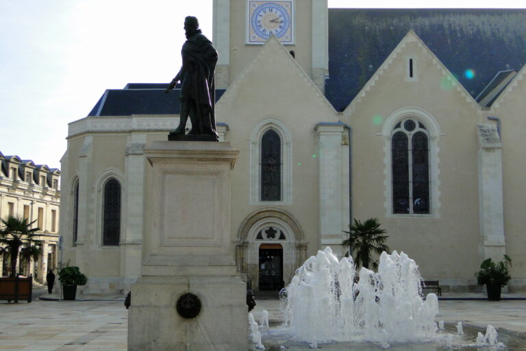 CBD La Flèche – place Henri IV dans la Sarthe