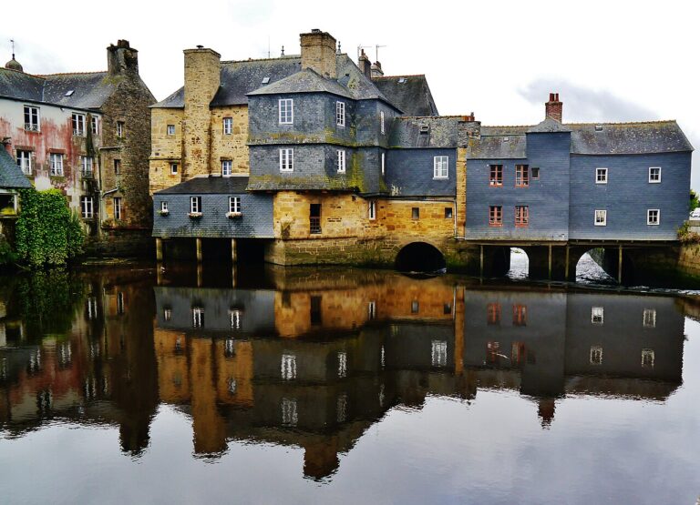 Maisons du pont de Rohan et leur reflet dans l’Élorn à Landerneau