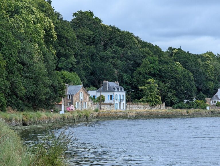 Le Léguer et ses berges à Lannion, dans le Trégor.