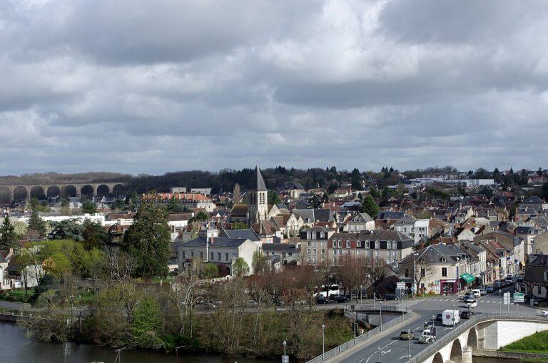 Ville basse et église Saint-Génitour au Blanc dans l’Indre