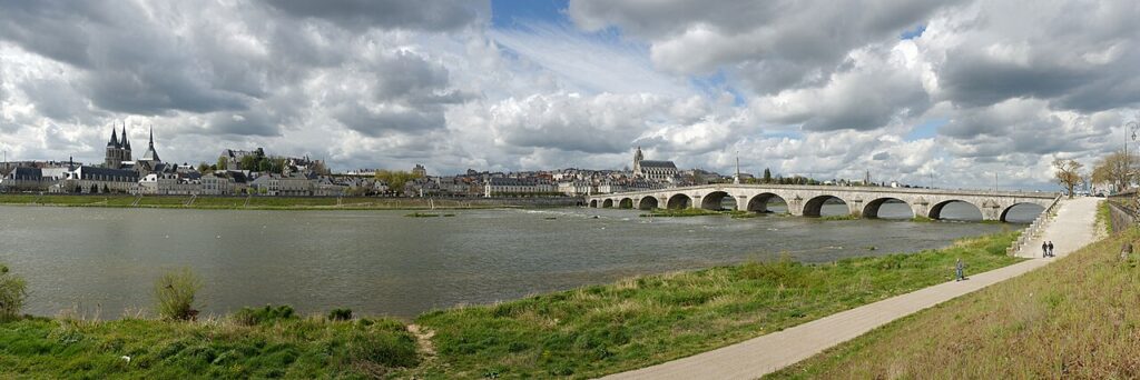Panorama de Blois dans le Loir-et-Cher pour illustrer le guide CBD Loir-et-Cher MJ Store