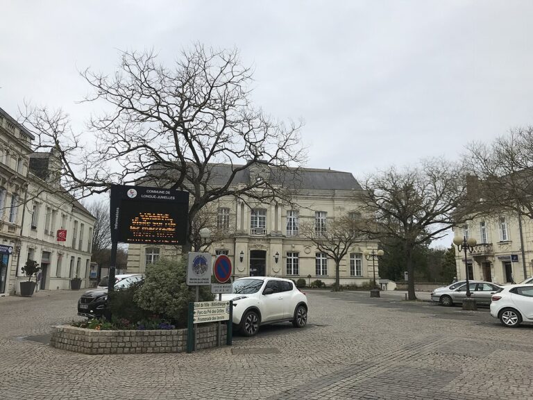 Place de la mairie à Longué-Jumelles dans le Maine-et-Loire