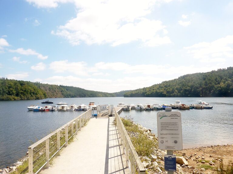Le ponton de Beau-Rivage à Caurel, sur le lac de Guerlédan, en centre Bretagne.