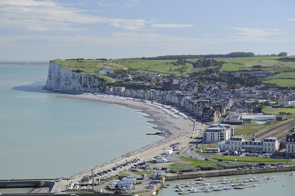 Vue de Mers-les-Bains sur le littoral de la Somme