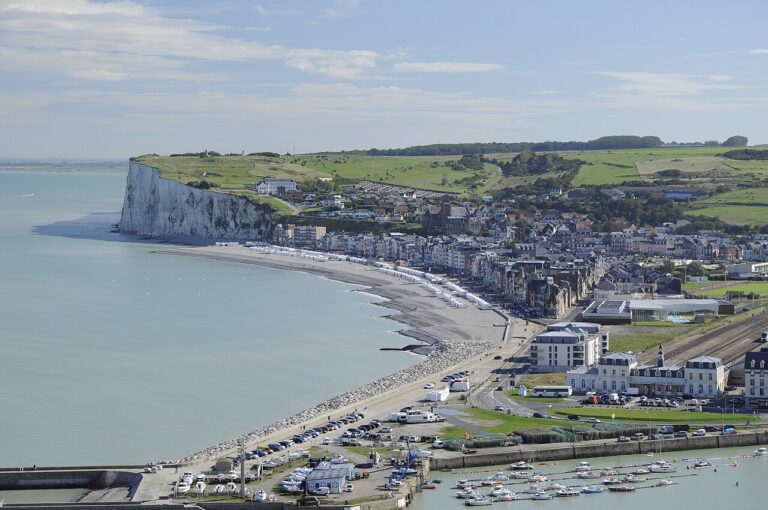 Vue de Mers-les-Bains sur le littoral de la Somme