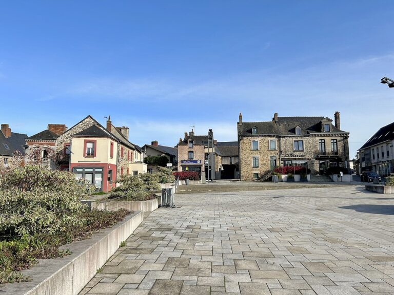 Place Fénelon Pinson à Montauban-de-Bretagne, illustration du guide CBD MJ Store