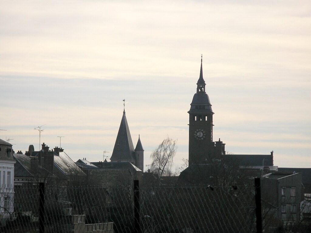 Vue de Montdidier avec l’hôtel de ville dans la Somme