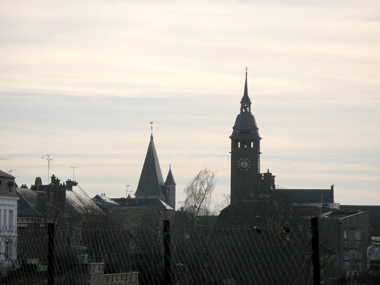 Vue de Montdidier avec l’hôtel de ville dans la Somme