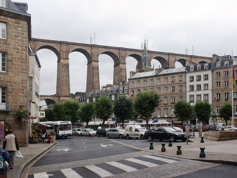 Place des Otages et arches du viaduc de Morlaix