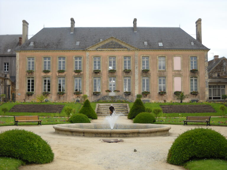 Hôtel de ville de Mortagne-au-Perche dans l’Orne – guide CBD MJ Store